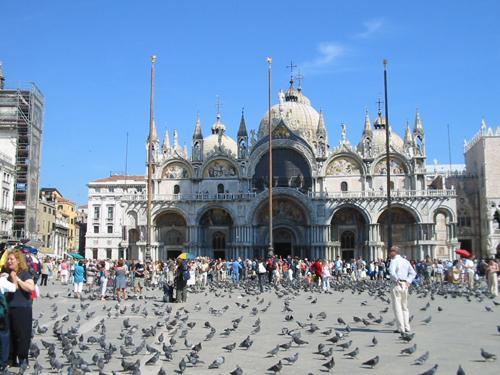 1418526-san_marco_square_crowded_with_people_and_pigeons-venice